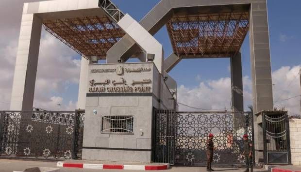 الاحتلال يحرق ويدمر صالة المغادرة في الجانب الفلسطيني من معبر رفح