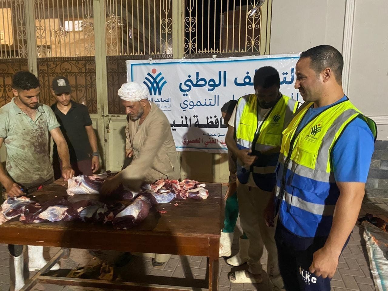 التحالف الوطني: توزيع لحوم الأضاحي على الأسر الأكثر احتياجًا بالمنيا (صور)