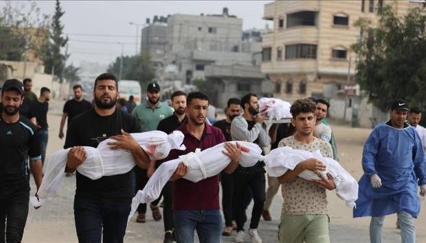 مصادر فلسطينية: 17 شهيدا إثر غارات الاحتلال على وسط وجنوبي غزة فجر اليوم