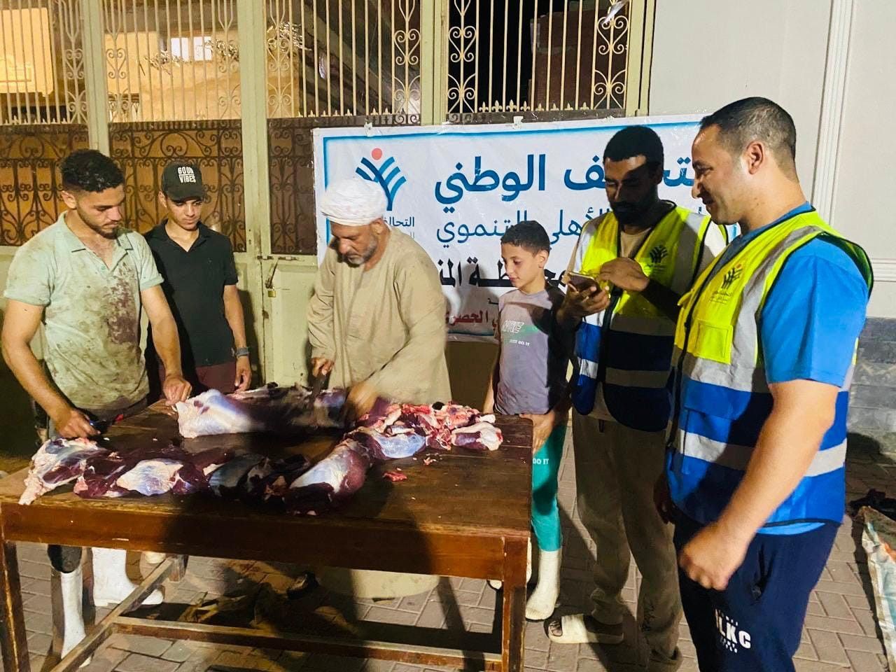 التحالف الوطني: توزيع لحوم الأضاحي على الأسر الأكثر احتياجًا بالمنيا (صور)