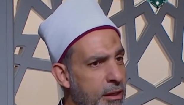 هل قراءة القرآن الأفضل عند زيارة القبور أم الدعاء؟ (فيديو)