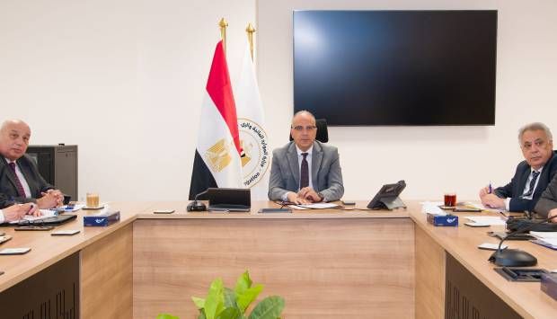 وزير الري يوجه باستمرار التنسيق لمتابعة حالة المصارف على مستوى الجمهورية