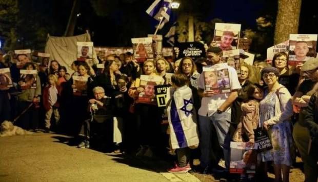 مئات المستوطنين يتظاهرون في عسقلان ضد حكومة نتنياهو ويطالبون بصفقة تبادل