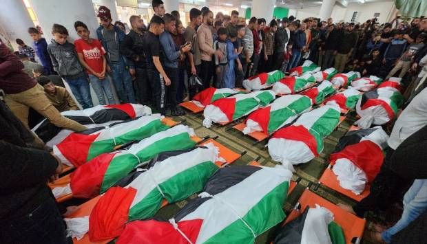 إعلام فلسطيني: ارتقاء 8 شهداء بقصف الاحتلال منطقة المواصي في رفح الفلسطينية
