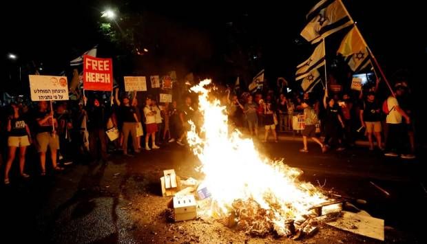 إعلام الاحتلال: مظاهرات بتل أبيب تطالب برحيل نتنياهو وإعادة المحتجزين بغزة