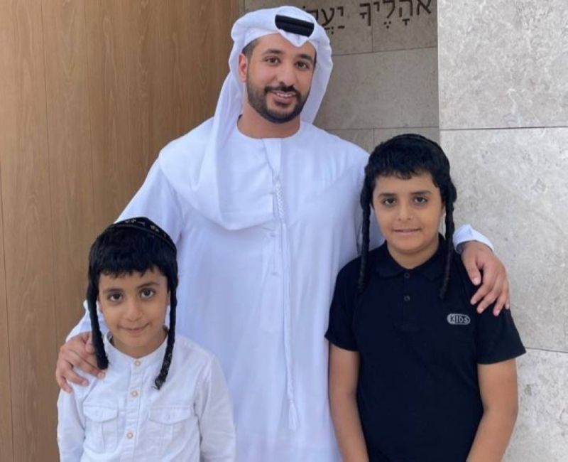 شاب إماراتي يتلقى تهديدات بالقتل بسبب صورته مع طفلين يهوديين في أبوظبي..اتفرج الصورة