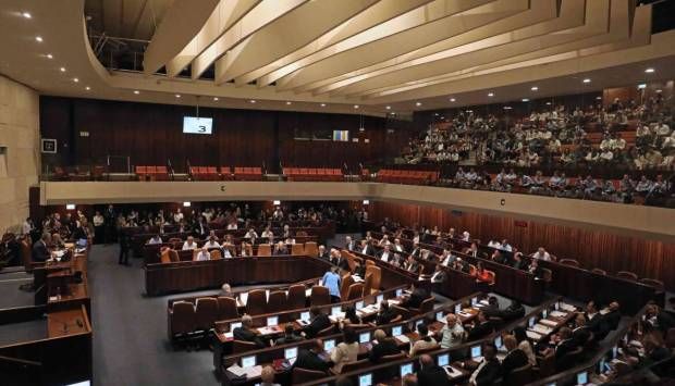 إعلام إسرائيلي: أحد قادة الاحتجاجات يدعو إلى إضراب عام حتى حل الكنيست