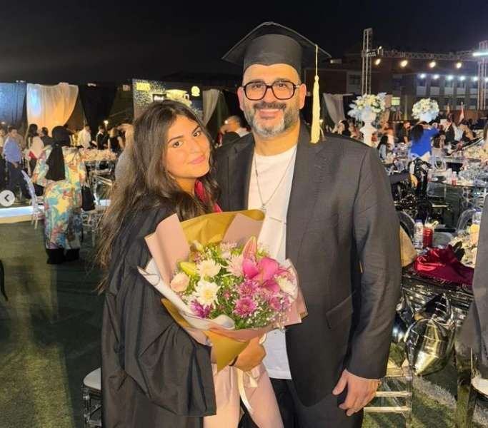 شاهد.. أكرم حسني يحتفل بتخرج ابنته روبا