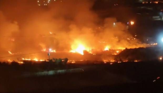 مستوطنون يضرمون النار في أراضي قرية قصرة جنوب نابلس بالضفة الغربية