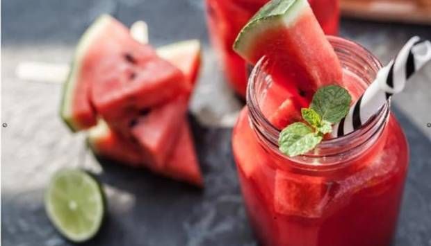 ماذا يحدث لجسمك عند تناول البطيخ في الحر؟