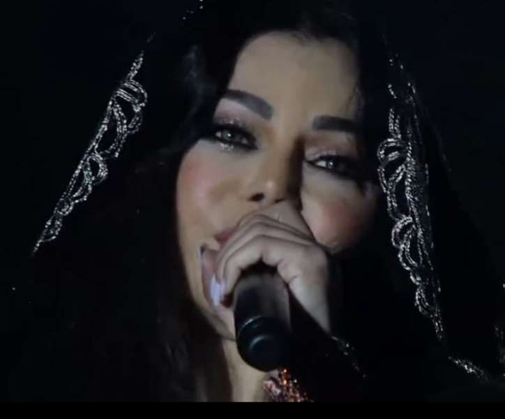 شاهد.. هيفاء وهبي تدخل في نوبة بكاء على مسرح موازين