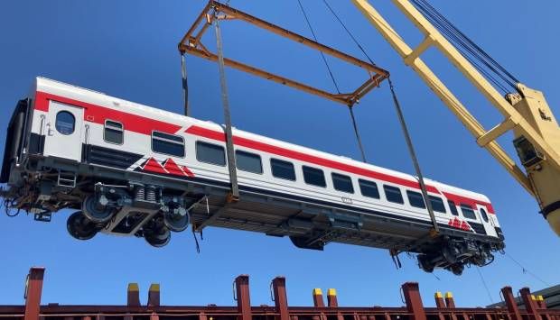 النقل: وصول 16 عربة قطار درجة ثالثة جديدة من المجر لميناء الإسكندرية (صور)