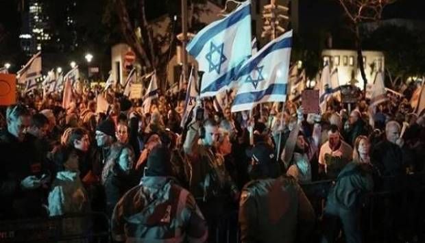 إعلام إسرائيلي: عائلات المحتجزين يتظاهرون وسط تل أبيب اعتراضا على نتنياهو