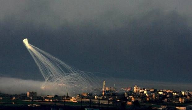 إعلام فلسطيني: الاحتلال يطلق قنابل فوسفورية شمال المخيم الجديد وسط قطاع غزة