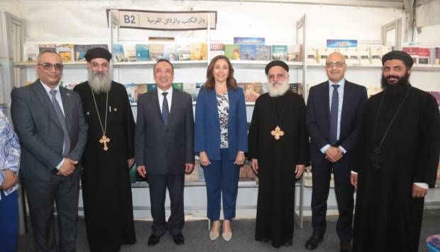 وزيرة الثقافة تفتتح معرض كتاب الكاتدرائية المرقسية بالإسكندرية (صور)