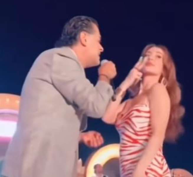 شاهد.. راغب علامة يحضن معجبة رقصت معه على المسرح