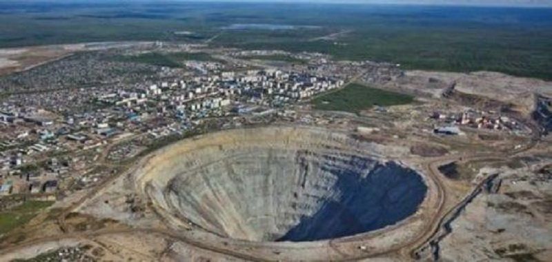 كأرثة تهدد النفط السعودي.. دولة عربية تعلن إكتشاف أكبر بئر نفطي على الأرض.. لن تتوقعها؟