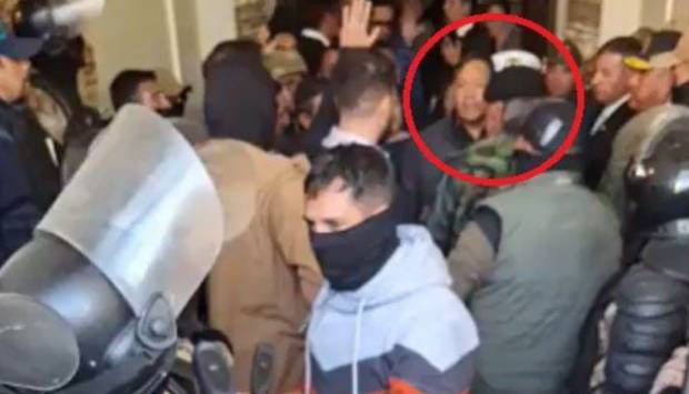 مدرعات تقتحم القصر الوطني في بوليفيا وسط اتهامات بتنفيذ انقلاب (فيديو)