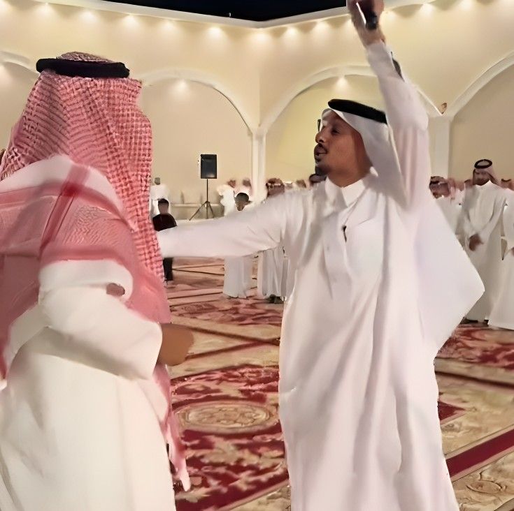 اتفرج: مواطن سعودي يهدي ساعته "رولكس" لعريس ويحلف بالطلاق ما ترجع.. وماحدث بعدها صدم الجميع !!