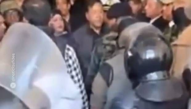 رئيس بوليفيا يصرخ في عدد من قادة الجيش بعد التخطيط لتنفيذ انقلاب (فيديو)