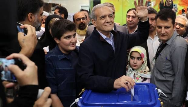 إيران: بزشكيان يتفوق على جليلي بـ 42.3% مقابل 39.5% من الأصوات