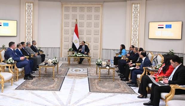 مدبولي يبحث مع مسؤولى شركة يونانية التعاون المشترك