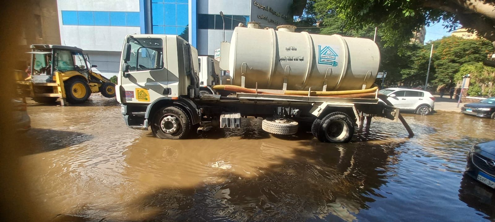 الجيزة: كسر مفاجئ بخط المياه بميدان فيني بالدقي.. والمحافظ يوجه بإصلاحه
