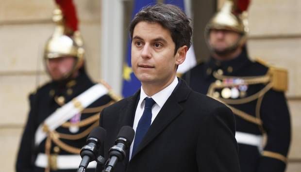 رئيس الوزراء الفرنسي يدلي بصوته في الانتخابات التشريعية المبكرة