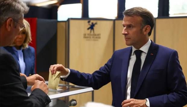 الرئيس الفرنسي يدلي بصوته في الجولة الأولى من الانتخابات التشريعية المبكرة