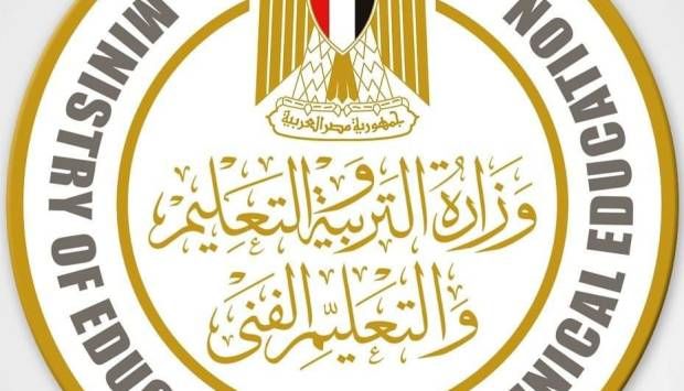 كشفته الملابس.. مسؤول لجنة بالشرقية يصور امتحان الثانوية العامة