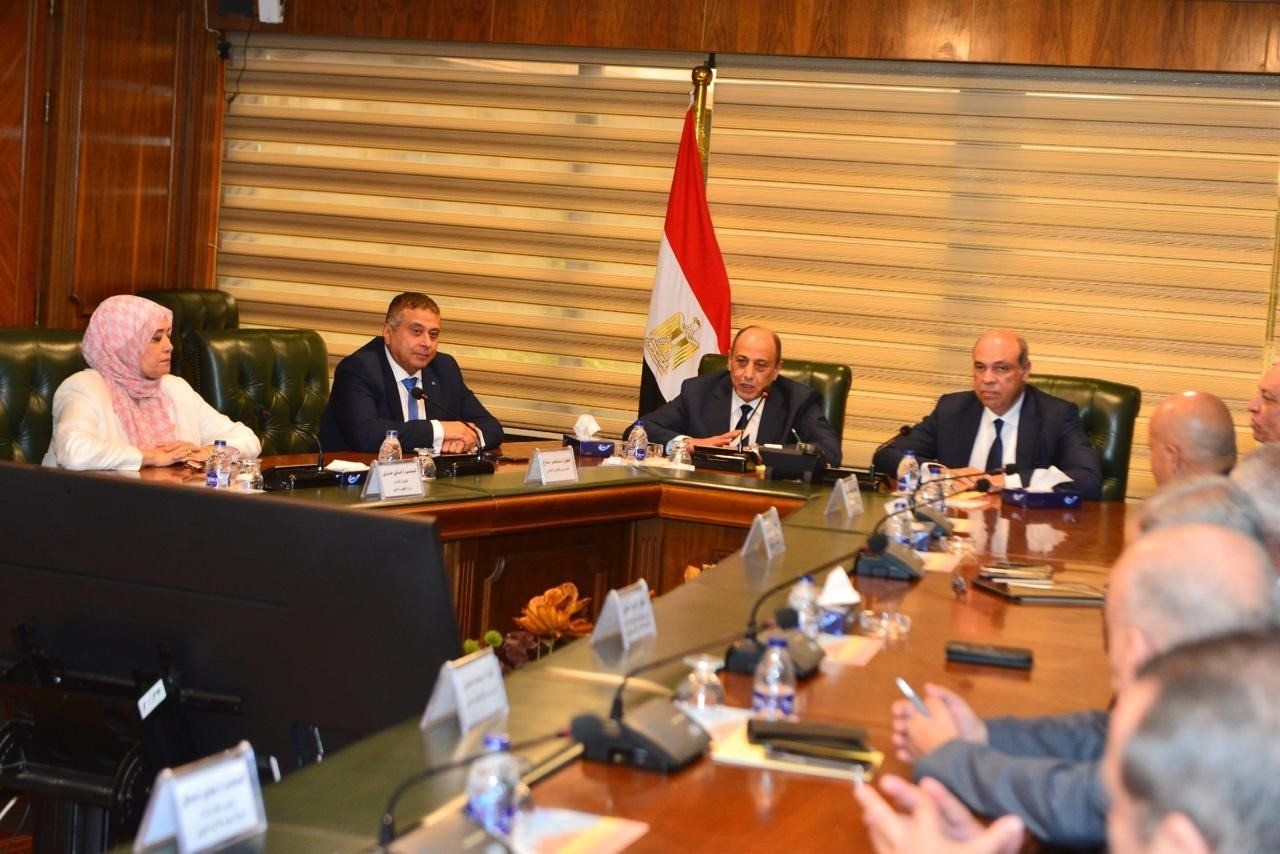 مراسم تسليم وتسلم بحب ووفاء.. الفريق محمد عباس يستقبل وزير الطيران الجديد