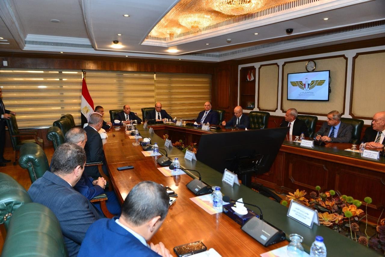 مراسم تسليم وتسلم بحب ووفاء.. الفريق محمد عباس يستقبل وزير الطيران الجديد