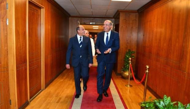 ودع الوزير السابق بود وترحاب.. سامح الحفني يصل مكتبه