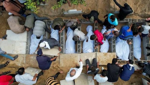 إعلام فلسطيني: انتشال جثامين 14 شهيدا في رفح الفلسطينية