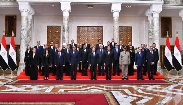 عبدالمجيد صقر وزيرا للدفاع.. الرئيس يشهد اليمين الدستورية للحكومة الجديدة