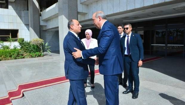 مراسم تسليم وتسلم بحب ووفاء.. الفريق محمد عباس يستقبل وزير الطيران الجديد