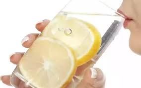 اتفرج كبار الإستشاريين السعوديين يفجر مفاجأة غير متوقعة عن شرب الماء الدافئ مع الليمون على الريق!!