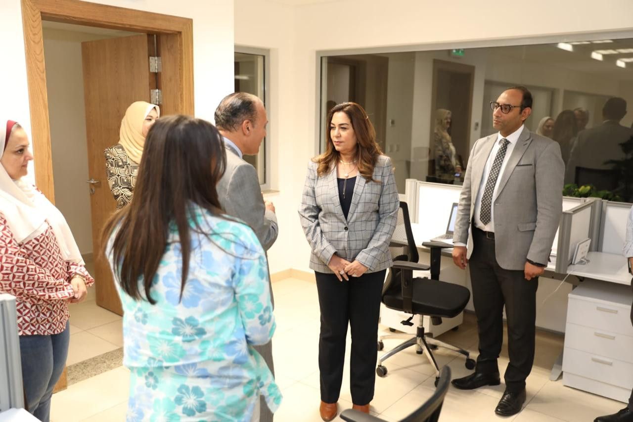 وزيرة التنمية المحلية ترفع شعار العمل الجماعي لتطوير جميع القطاعات (صور)