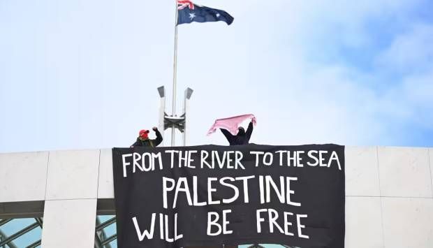 متظاهرون يعتلون مبنى البرلمان الأسترالي دعما لـ غزة