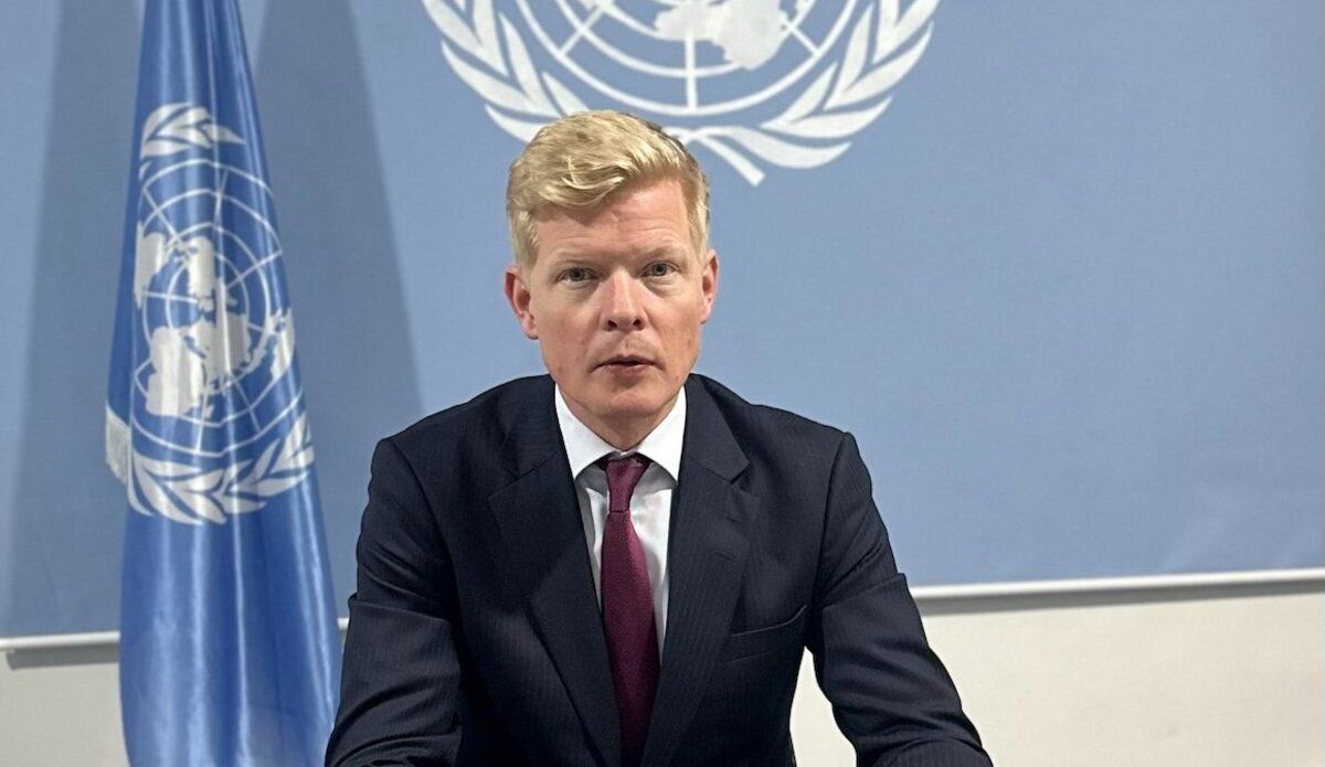 من وسط مسقط المبعوث الأممي يفجر مفاجأة ستسعد اليمنيين