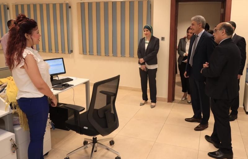 وزير السياحة والآثار يستهل ثاني أيام عمله بالوزارة بجولة للتعرف على الموظفين