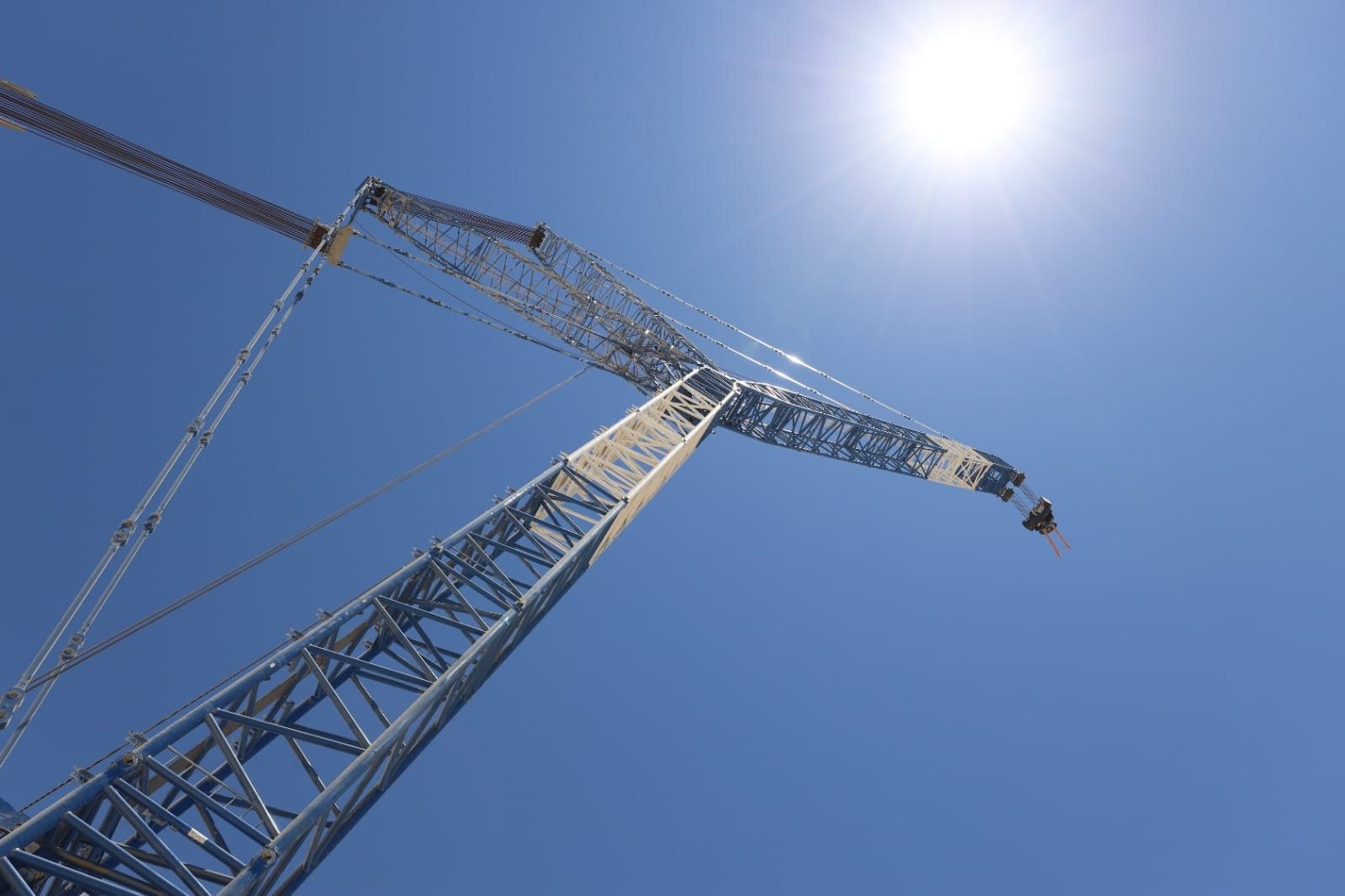 الحلم يقترب.. ونش عملاق يصل إلى موقع محطة الضبعة النووية