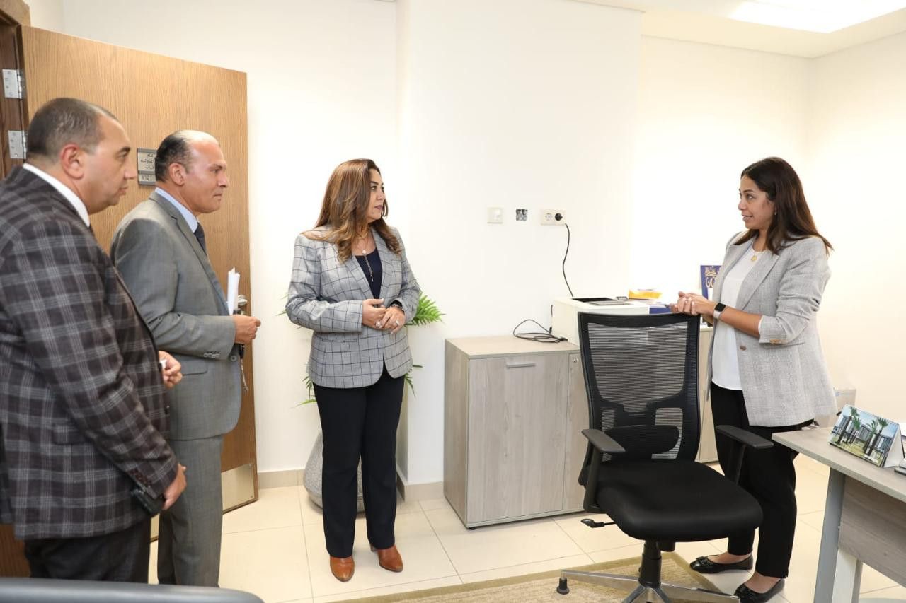 وزيرة التنمية المحلية ترفع شعار العمل الجماعي لتطوير جميع القطاعات (صور)