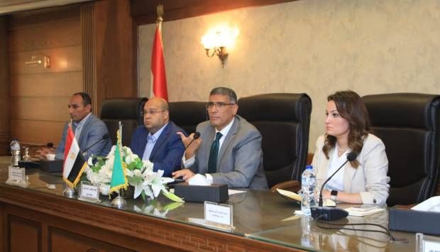 محافظ الجيزة لرؤساء الأحياء والمدن: العمل الميدانى هو الأساس (صور)