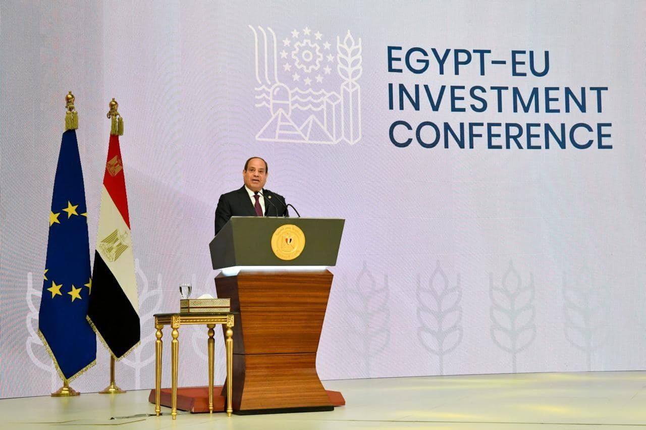 نشاط الرئيس في أسبوع.. السيسي يجتمع بالحكومة الجديدة ويوجه بالتطوير الشامل