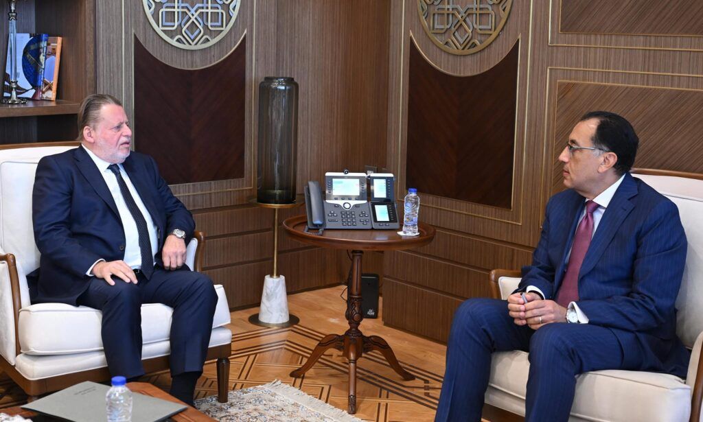 رئيس الوزراء يستعرض مع محافظ البنك المركزي المصري جهود خفض معدل…