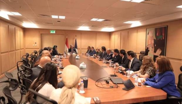 وزير السياحة والآثار يناقش مع قيادات الوزارة خطط العمل الفترة المقبلة