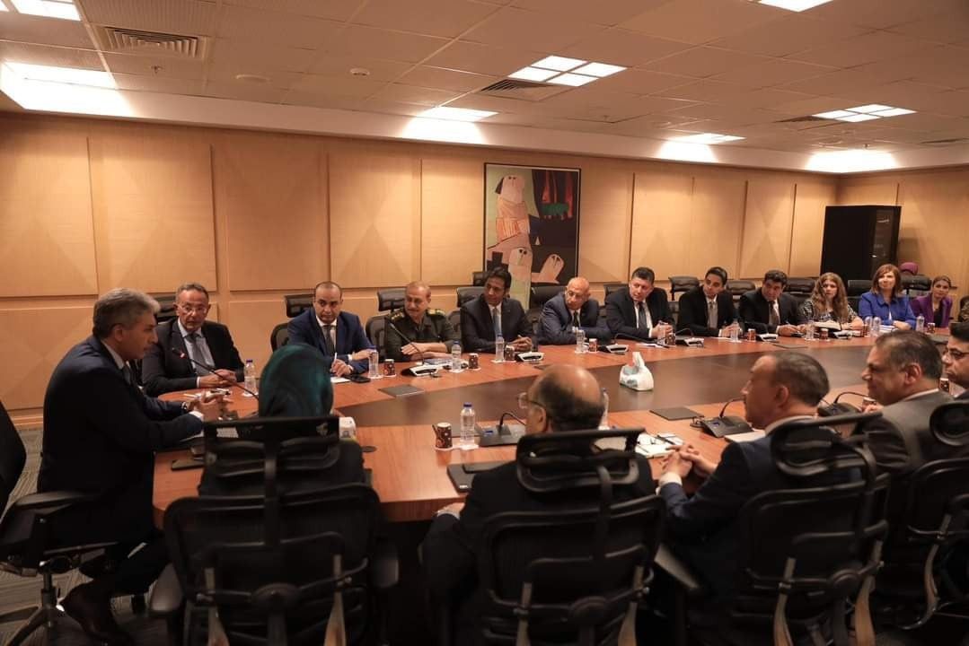 وزير السياحة والآثار يناقش مع قيادات الوزارة خطط العمل الفترة المقبلة