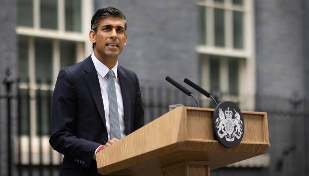 رئيس وزراء بريطانيا يقر بهزيمة حزبه في الانتخابات التشريعية