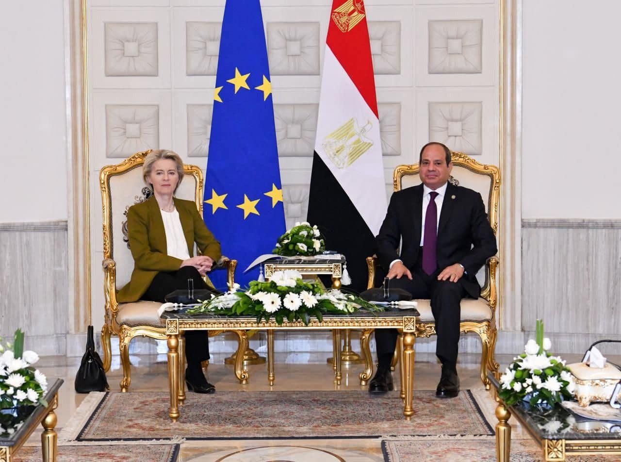 نشاط الرئيس في أسبوع.. السيسي يجتمع بالحكومة الجديدة ويوجه بالتطوير الشامل